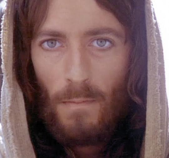 Ο Ρόμπερτ Πάουελ στον «Ιησού από την Ναζαρέτ» τού Φράνκο Τζεφιρέλι (1977)