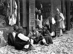Τσάμηδες στην πλακόστρωτη αγορά της Παραμυθιάς-1915
