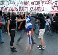 Κάψιμο της ελληνικής σημαίας από Έλληνες