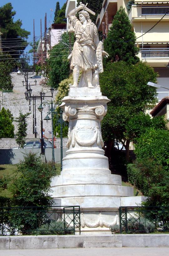 Το άγαλμα του Διάκου, στην πλατεία Αθανασίου Διάκου, στη Λαμία