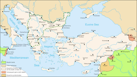To Βυζάντιο κατά το ξεκίνημα της Α' Βυζαντινής Αναγέννησης, όπως προήλθε με την δράση του Βασίλειου Β' του Βουλγαροκτόνου και όπως ήταν στο διάστημα 1025-1071 κ.ε.
Αμέσως μετά την μάχη του Μαντζικέρτ το 1071 χάνει όλη σχεδόν την Μικρά Ασία και την μισή του συνολική έκταση.  https://commons.wikimedia.org/wiki/File:Map_Byzantine_Empire_1025-en.svg