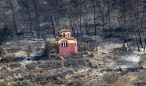 εικόνα από το newsit.gr  Το παρεκκλήσι των Ταξιαρχών στην Μονή Μακρυμάλλης στην Κεντρική Εύβοια, μετά την φωτιά του 2019